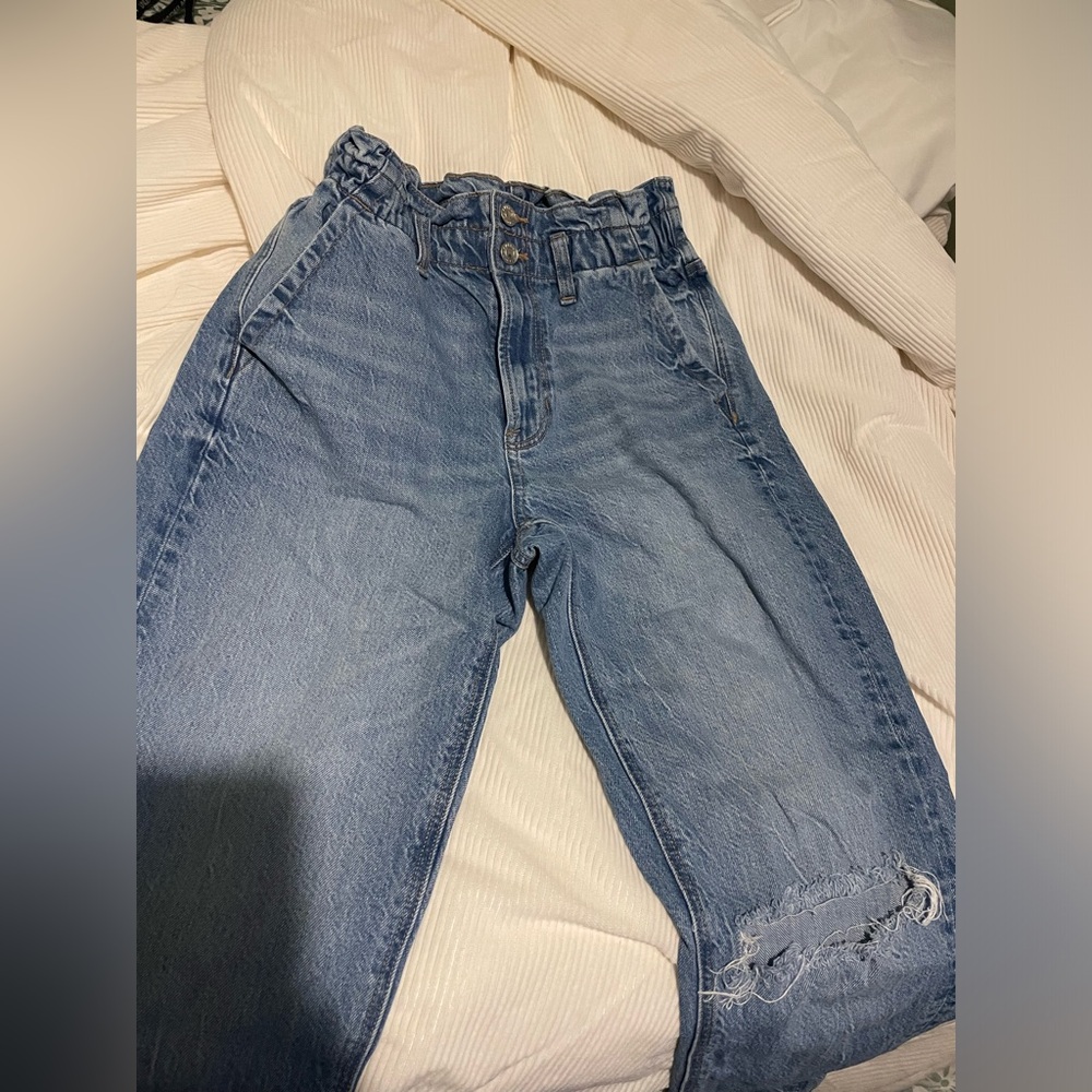 American eagle double button cute mom jean with one knee rip